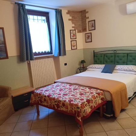 B&B Renzano Bedrooms Saló Exterior foto